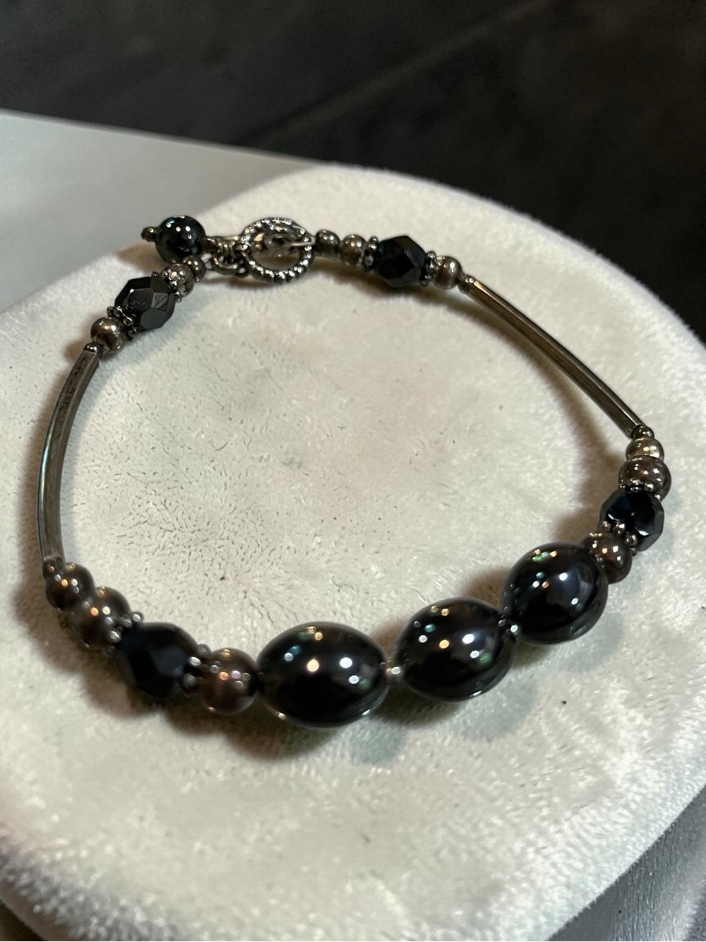 HEMATITE AND CRYSTAL BEADED BRACELET WITH TOGGLE CLOSURE BLACK SILVER METALLIC